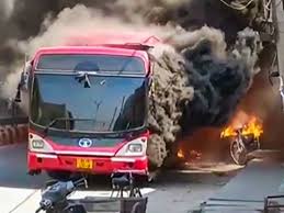 Photo of Delhi: जगतपुरी इलाके में DTC की बस में अचानक लगी आग, यात्रियों को तुरंत उतारा गया.