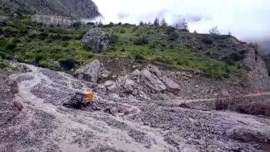 Photo of UTTARAKHAND: मलबे की वजह से हाईवे हुआ कई जगह से बंद, बदरीनाथ और हेमकुंड जाने वाले 2000 यात्री फंस गए.