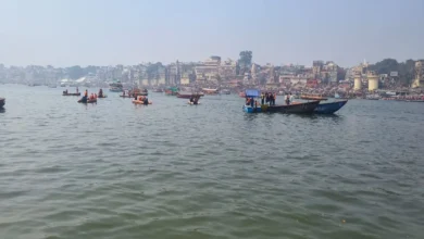 Photo of वाराणसी में गंगा नदी में पलटी नाव, बड़ा हादसा टला; सभी 64 श्रद्धालुओं को बचाया गया