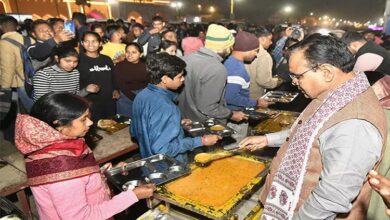 Photo of राजस्थान CM भजनलाल शर्मा ने प्रयागराज महाकुंभ में श्रद्धालुओं को परोसा भोजन