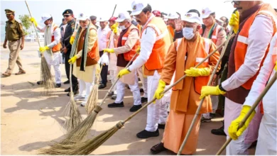 Photo of सीएम योगी आदित्यनाथ ने की संगम घाट की सफाई, डिप्टी सीएम समेत कई मंत्री रहे मौजूद