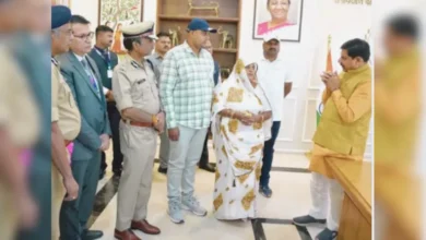 Photo of मऊगंज हिंसा में शहीद SI के परिजनों मिली राहत राशि, सीएम ने दिया एक करोड़ का चेक
