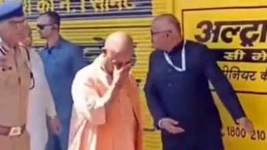 Photo of कानपुर में शुभम के परिजनाें से मिलकर भावुक हो गए सीएम योगी