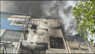 Photo of दिल्ली में लॉरेंस रोड पर बनी फैक्ट्री में भीषण आग, दमकल की 14 गाड़ियां मौके पर मौजूद