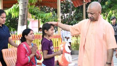 Photo of  CM योगी ने जनता दर्शन में लोगों की सुनीं समस्याएं, अधिकारियों को तत्काल कार्रवाई के दिए निर्देश