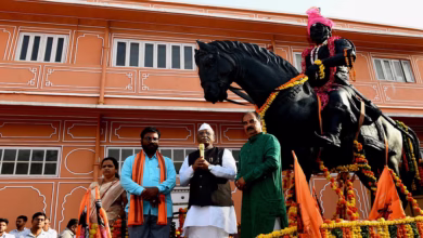Photo of राजभवन पहुंची छत्रपति संभाजी महाराज अश्वारूढ़ प्रतिमा, राज्यपाल माल्यार्पण करके स्वागत किया