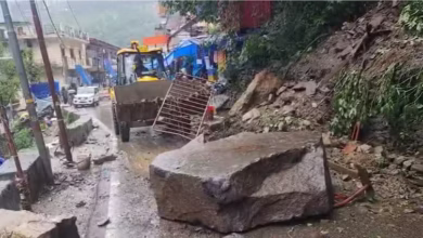 Photo of उत्तराखंड में बारिश का कहर, बद्रीनाथ-केदारनाथ हाईवे भूस्खलन के कारण बंद, कई जगह फंसे श्रद्धालु