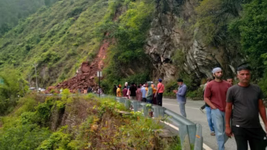 Photo of बदरीनाथ हाईवे पर पहाड़ी से गिरा भारी मलबा, बाल-बाल बचे लोग, आवाजाही बंद, आज बारिश का रेड अलर्ट जारी