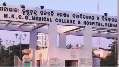 Photo of MBBS फोर्थ ईयर के छात्र से 2 हाउस सर्जनों ने की रैगिंग, कॉलेज प्रशासन ने लगाया जुर्माना, जानें रैगिंग का कानून क्या कहता है?