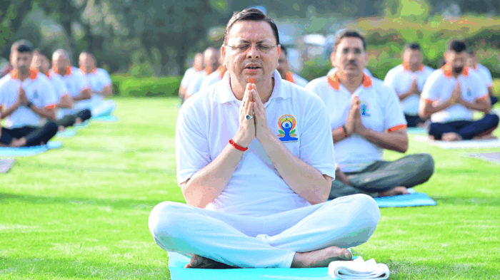 Photo of उत्‍तराखंड CM पुष्‍कर सिंह धामी ने किया योगाभ्‍यास, योग को दिनचर्या का हिस्सा बनाने का आह्वान किया