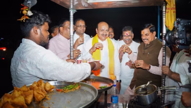 Photo of सीएम ने काफिला रुकवाकर छोटे दुकानदार की दुकान पर पी चाय, ऑनलाइन भुगतान किया
