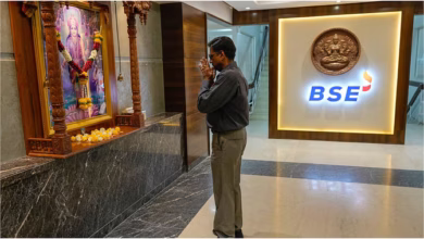 Photo of बैंक शेयरों में गिरावट से बाजार में चार दिन की तेजी थमी; सपाट शुरुआत के बाद गिरे सेंसेक्स-निफ्टी