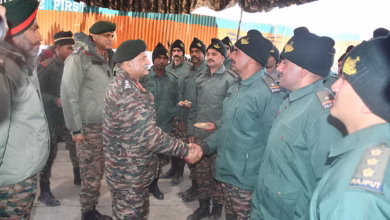Photo of अग्रिम चौकियों में जवानों से मिले सेना प्रमुख, ज्योतिर्मठ में कम्युनिटी रेडियो स्टेशन का किया शुभारंभ