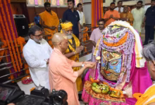 Photo of पीएम के कार्यक्रम की तैयारियों का जायजा लेने सीएम पहुंचे वाराणसी, किया दर्शन पूजन- देखें तस्वीरें
