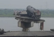 Photo of गुजरात में बड़ा हादसा, महिसागर नदी पर बना ब्रिज ढहा, कई वाहन गिरे, 8 लोगों की मौत