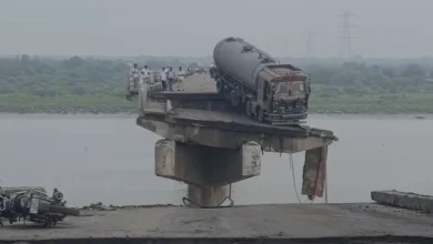 Photo of गुजरात में बड़ा हादसा, महिसागर नदी पर बना ब्रिज ढहा, कई वाहन गिरे, 8 लोगों की मौत