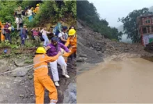 Photo of केदारनाथ मार्ग पर हुए भूस्खलन में फंसे 40 श्रद्धालु, SDRF ने किया रेस्क्यू