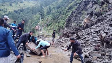 Photo of 3 दिन बाद भी नहीं खुला यमुनोत्री हाईवे, सैकड़ों श्रद्धालु फंसे, गंगोत्री धाम यात्रा पर नया अपडेट