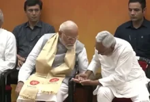 Photo of ‘जुग जुग जीया हो’, PM मोदी ने उठाया CM नीतीश कुमार का हाथ, देखें गमछा वाला बिहारी स्टाइल’