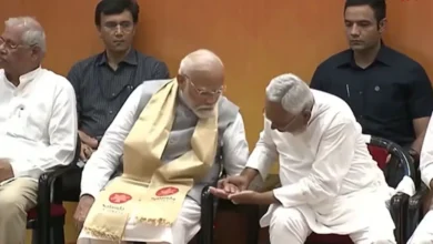 Photo of ‘जुग जुग जीया हो’, PM मोदी ने उठाया CM नीतीश कुमार का हाथ, देखें गमछा वाला बिहारी स्टाइल’