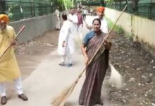Photo of सीएम रेखा गुप्ता ने तिमारपुर में स्वच्छता अभियान में लिया हिस्सा, लगाई झाड़ू