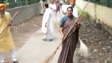 Photo of सीएम रेखा गुप्ता ने तिमारपुर में स्वच्छता अभियान में लिया हिस्सा, लगाई झाड़ू