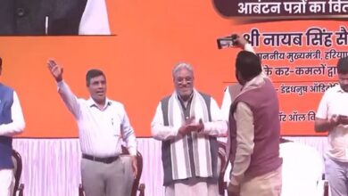 Photo of CM सैनी ने पंचकूला में बांटे आवास पत्र: हजारों परिवारों के घर का सपना होगा साकार, लाभार्थियों के साथ ली सेल्फी
