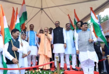 Photo of सीएम योगी ने की तिरंगा यात्रा की शुरुआत, दोनों डिप्टी सीएम के साथ ली सेल्फी