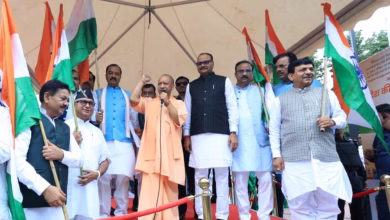 Photo of सीएम योगी ने की तिरंगा यात्रा की शुरुआत, दोनों डिप्टी सीएम के साथ ली सेल्फी