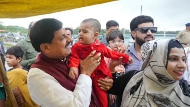 Photo of नागिरकों के बीच CM मोहन यादव का दिखा अनोखा अंदाज, बीच रास्ते रुकवाया काफिला-खाए भुट्टे