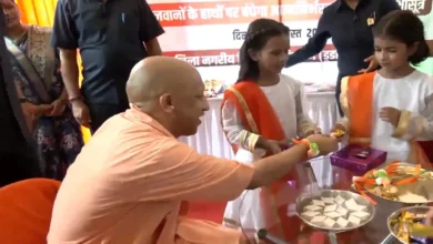 Photo of नन्ही बच्चियों के ‘बड़े भैया’ बने CM योगी, मुख्यमंत्री ने दिया खास तोहफा; VIDEO में देखें क्या बात की