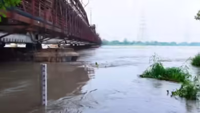 Photo of यमुना खतरे के निशान से ऊपर, दिल्ली में बाढ़ की आशंका; किनारे रहने वालों को सतर्क रहने की सलाह
