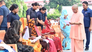 Photo of सीएम योगी बोले, जन कल्याण के कार्यों को सदैव प्राथमिकता दें अधिकारी, 250 लोगों की सुनीं समस्याएं