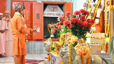 Photo of Dussehra 2025: विजयादशमी पर सीएम योगी ने गोरखनाथ मंदिर में किया विशेष अनुष्ठान, देखें तस्वीरें