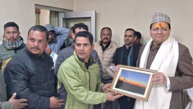 Photo of मुनस्यारी दौरे पर CM धामी, ITBP जवानों से की मुलाकात, पुराने दोस्तों संग गुड़ वाली चाय पी