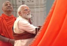 Photo of राम मंदिर में ध्वजारोहण: बटन दबते ही मंदिर के शीर्ष पर फहराया ध्वज, मोदी हुए भावुक; आंसू पोछते दिखे साधु- संत