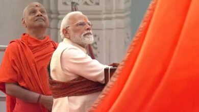 Photo of राम मंदिर में ध्वजारोहण: बटन दबते ही मंदिर के शीर्ष पर फहराया ध्वज, मोदी हुए भावुक; आंसू पोछते दिखे साधु- संत