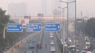 Photo of Delhi Pollution: दिल्ली में सांसों पर संकट बरकरार, कई इलाकों में 400 के पार दर्ज किया गया एक्यूआई