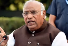 Photo of ‘उस तरफ न देखें, खतरा है…’, भरी संसद में खरगे ने उपराष्ट्रपति सीपी राधाकृष्णन से क्यों कहा ये